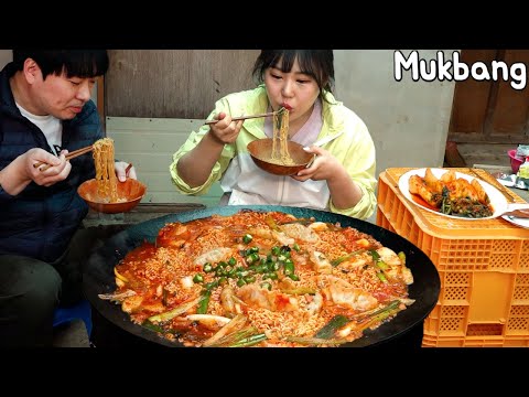 Видео: Mukbang | САМЬЯН Лапша, приготовленная в казане с рисовой лепешкой и кнедликами.