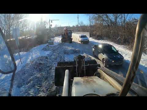 Видео: Вычищаем дорогу от льда с большим экскаватором.Побывали на кладбище.