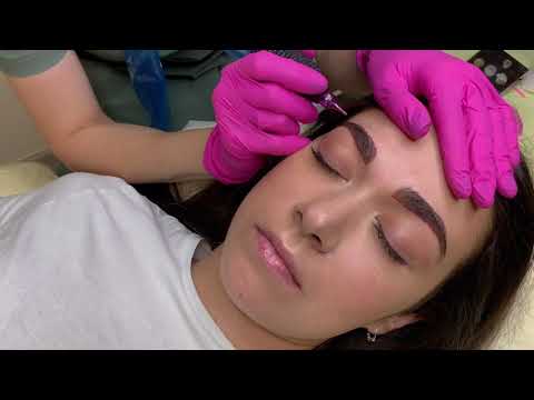 Видео: Положение рук при ПМ бровей