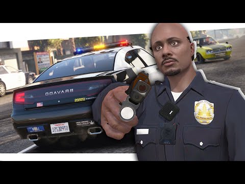 Видео: ЛЫСЫЙ КОП ПАТРУЛИРУЕТ УЛИЦЫ ГЕТТО в GTA 5 RP | Full RP GTA-WORLD