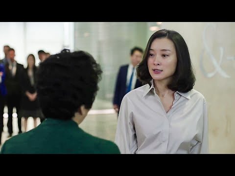 Видео: Госпожа бессовестная, публично провоцирует жену, и жена преподает ей урок