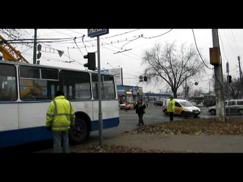 Видео: Черкасский троллейбус. Обрезка деревьев