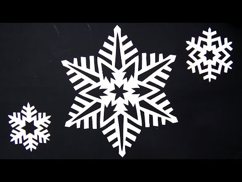 Видео: Как вырезать простую снежинку из бумаги DIY - Красивые снежинки DIY - Простые поделки.