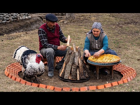 Видео: Деревенский мясной пирог на костре | Ароматы природы и кухни