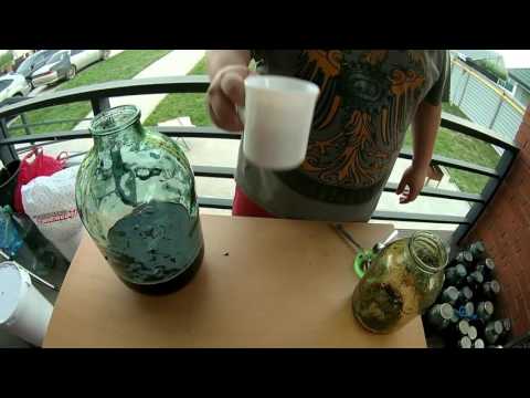 Видео: Как приготовить вино из варенья? Часть 1-ставим на брожение