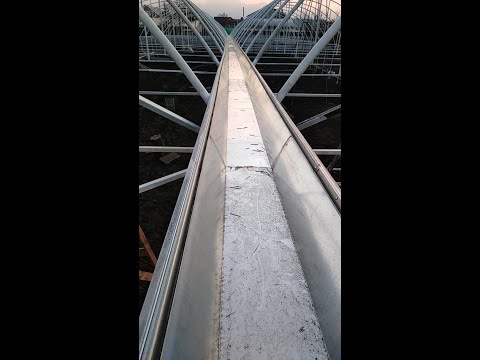 Видео: Монтаж жёлоба и крепежа плёнки теплицы