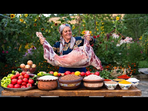Видео: Целый ягненок, запеченный в нашей самодельной земляной печи!