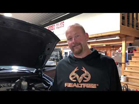 Видео: Замена аккумулятора на Chevrolet Suburban 2017 года