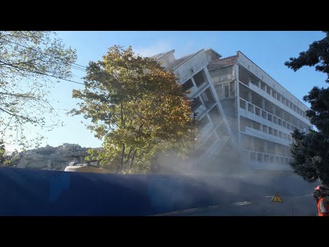 Видео: Демонтаж здания экскаваторами CAT и разрушителем Sany SY500H. Часть 1