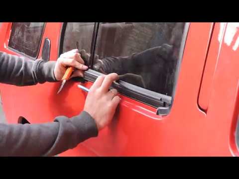 Видео: Замена уплотнителей стекла Nissan Terrano 2.7