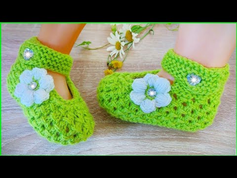 Видео: Пинетки-сандалики спицами. Подробный МК