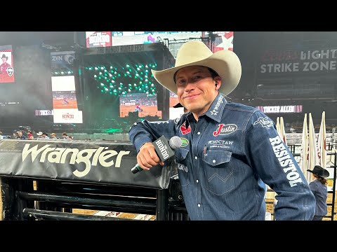 Видео: Мы на ипподроме «Чейз Филд» на Хондо Родео!