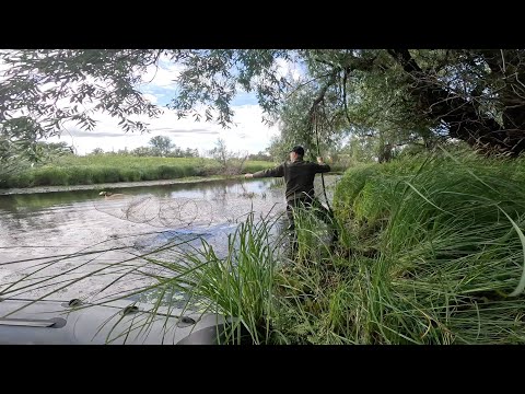 Видео: СТАВИМ ФИТИЛИ С ЛОДКИ. ОХОТА НА КАРАСЕЙ! ЗАСАДИЛИ НИВУ В ЛУЖЕ