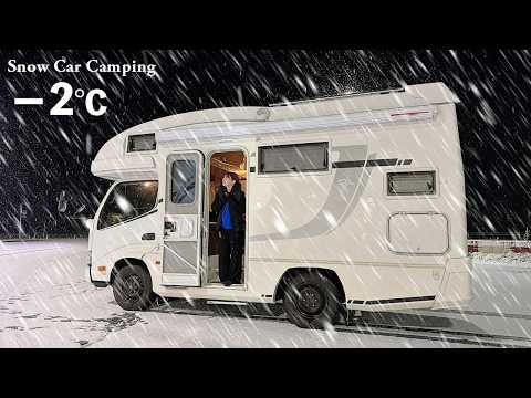 Видео: Первый снег в этом году... Тихое одиночное путешествие в кемпере среди падающего снега.