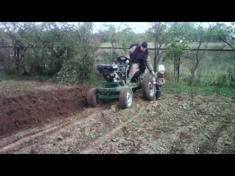 Видео: самодельный трактор пахота