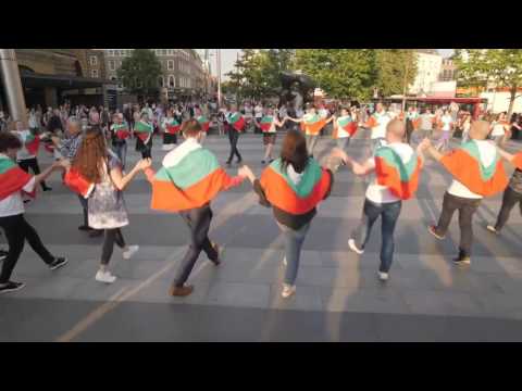 Видео: Bulgarian Folklore Dance Flash mob in London 2017/ Български Фолклорен Танцов Флашмоб в Лондон 2017