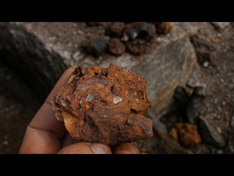 Видео: Переместите камень и найдите драгоценный камень