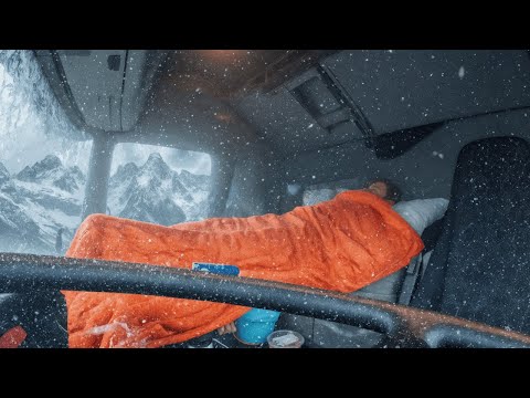 Видео: Посмотрите, как дальнобойщик выживает морозным утром!