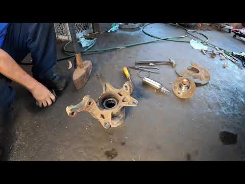 Видео: Как заменить подшипник и ступицу переднего пассажира на Honda Fit 2009 года