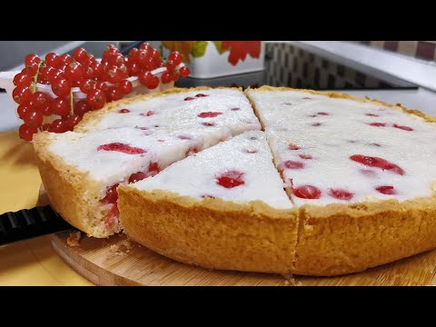 Видео: Не нужно вымешивать, просто НАСЫПЬТЕ ТЕСТО ложкой и ЗАЛЕЙТЕ любые ягоды! Пирог с КРАСНОЙ СМОРОДИНОЙ