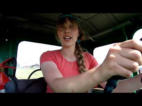 Видео: Пора сенокоса дочка косит огород на Т 40 АМ