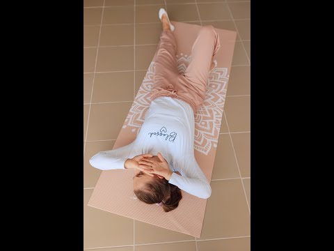 Видео: Короткий Фельденкрайз-урок. Скручивание позвоночника, руки на щеке