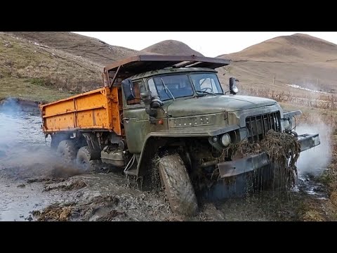 Видео: Етот раз плохо застрял Урал на озера. А так опытные водители за рулем...