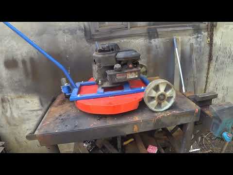 Видео: Что лучше, леска или ножи для газонокосилки?