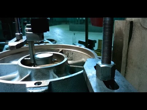 Видео: Как СКОЛХОЗИТЬ центроискатель.  Работа расточной головки