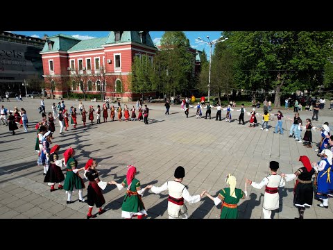 Видео: Великденско хоро и надежда за Янис.