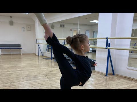 Видео: Фигурное катание! Мирослава на раскатке! Василиса учит новые прыжки! Заминка с новыми элементами!