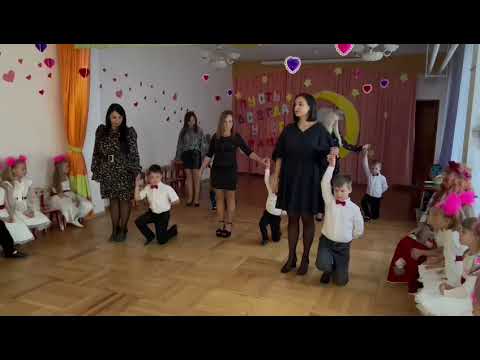 Видео: Танец сыновей с мамой. Подготовительная группа