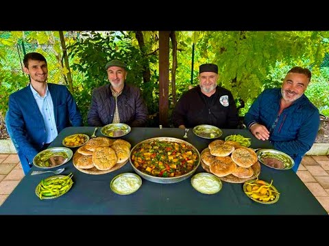 Видео: огромное блюдо турецкого кебаба 🥘 лучший ужин с друзьями 🍴 деревенская кулинарная жизнь