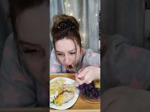 Видео: Мукбанг ножка фаршированная ананасом 