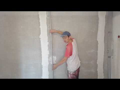 Видео: Выравнивание стен шпаклёвкой. Как выровнять стену минимальным слоем шпаклёвкой. Шпаклёвка по маякам.