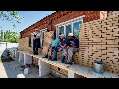 Видео: Старый дом - новая жизнь. Обкладка облицовочным кирпичом и пристройка из газосиликатного блока.