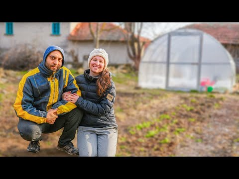 Видео: ЖИВОТ НА СЕЛО: Купихме си къщичка на колела 🥳 | Махнаме старите парници | Boho Soulz