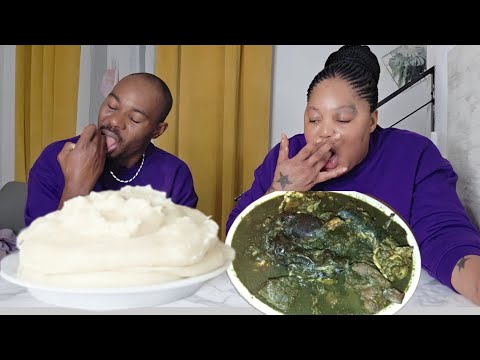 Видео: Большие кусочки 😫 фуфу и черный суп 🍲 едят 😋