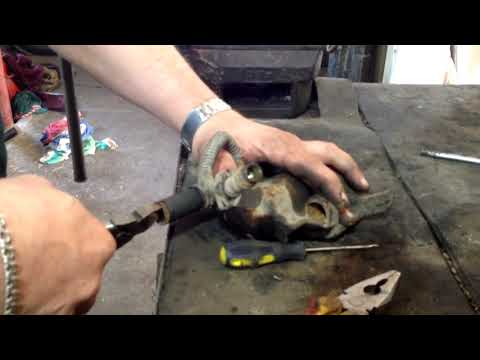 Видео: Ремонт заднего суппорта  Пежо 607