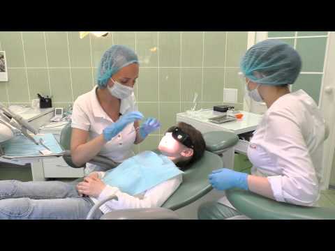 Видео: Чистка зубов у девочки - стоматология Ибн Сина