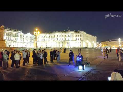 Видео: Китаец требует ПЕЛЬМЕНЬ! в Питере на Дворцовой площади