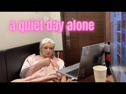 Видео: СБЕГ ОТ РЕАЛЬНОСТИ НА ОДИН ДЕНЬ В TOKYO MANGA CAFÉ