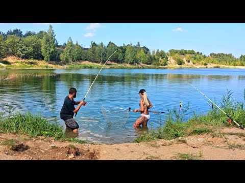 Видео: Рыбалка с ЖЕНОЙ С НОЧЁВКОЙ! Эмоции зашкаливают! Отдыхаем от работы в деревне!