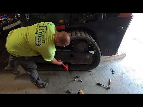 Видео: Замена нижнего ролика на Kubota SVL75-2