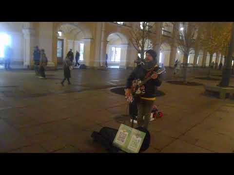 Видео: Уличный музыкант Питер Роман у Перинных рядов Гостинка 31 октября - Мелом