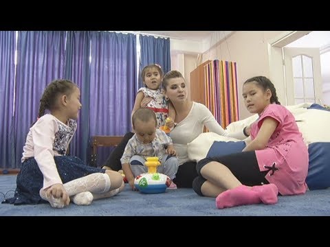 Видео: Вика, Рита, Аня и Ренат - в рубрике "Жду маму"