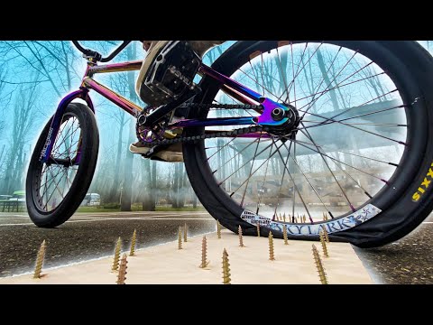 Видео: Кто ПРОБЬЁТ колесо на BMX первым??? Прыгаем на бэмах через шипы!