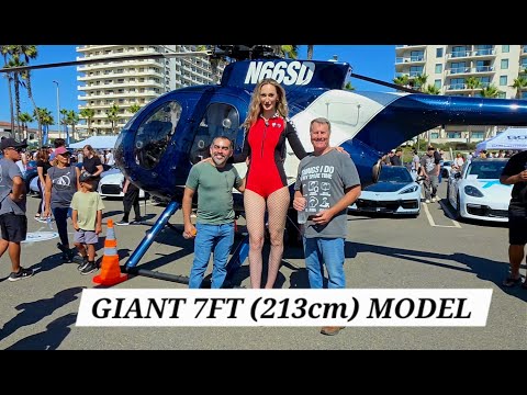 Видео: 7-футовая гигантская модель против суперкаров — угадайте, кто привлечет внимание?
