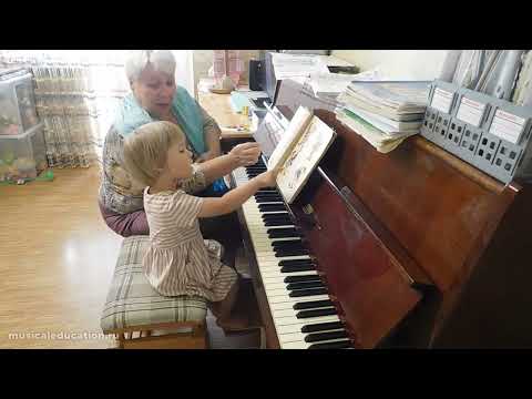 Видео: Радослава Лемешкина, 2 года 3 месяца. Ноты на линеечках.