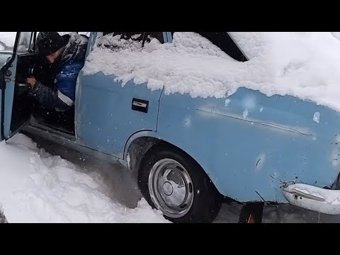 Видео: ИЖ комби  застрял в снегу ?.  Как выехать из снега на заднем приводе.  простые  способы.